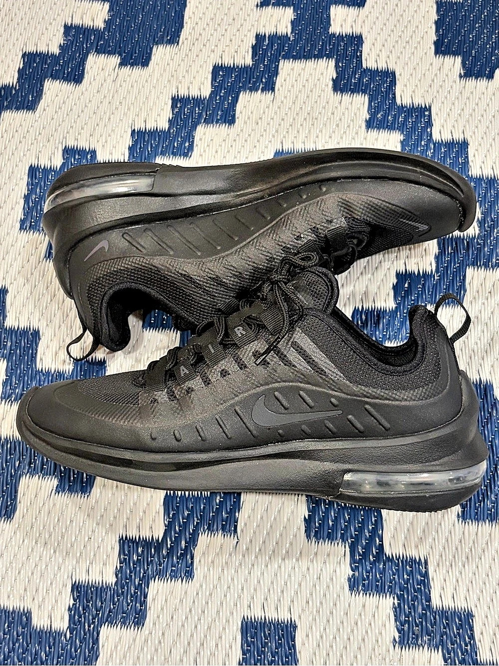 Nike Air Max Axis Sneakers Black Womenโs Size 7